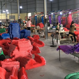 Mesh bag cutting and sewing machine