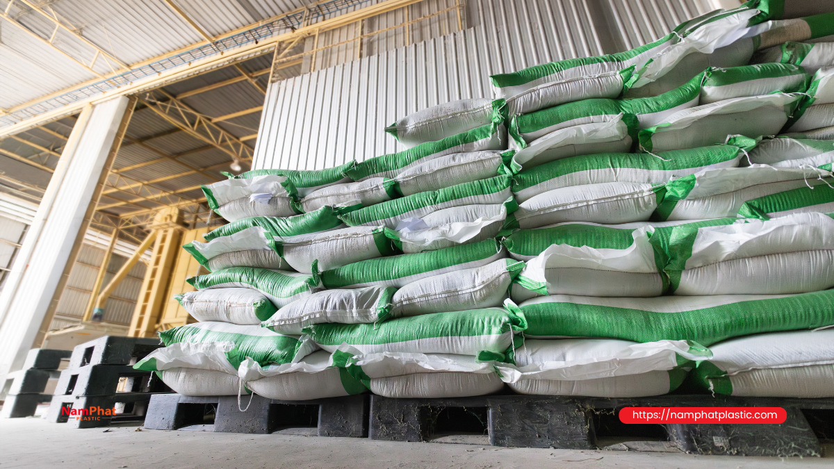 Bao thức ăn chăn nuôi nặng được xếp và bốc xếp trên pallet Bao thức ăn chăn nuôi nặng được xếp và bốc xếp trên pallet