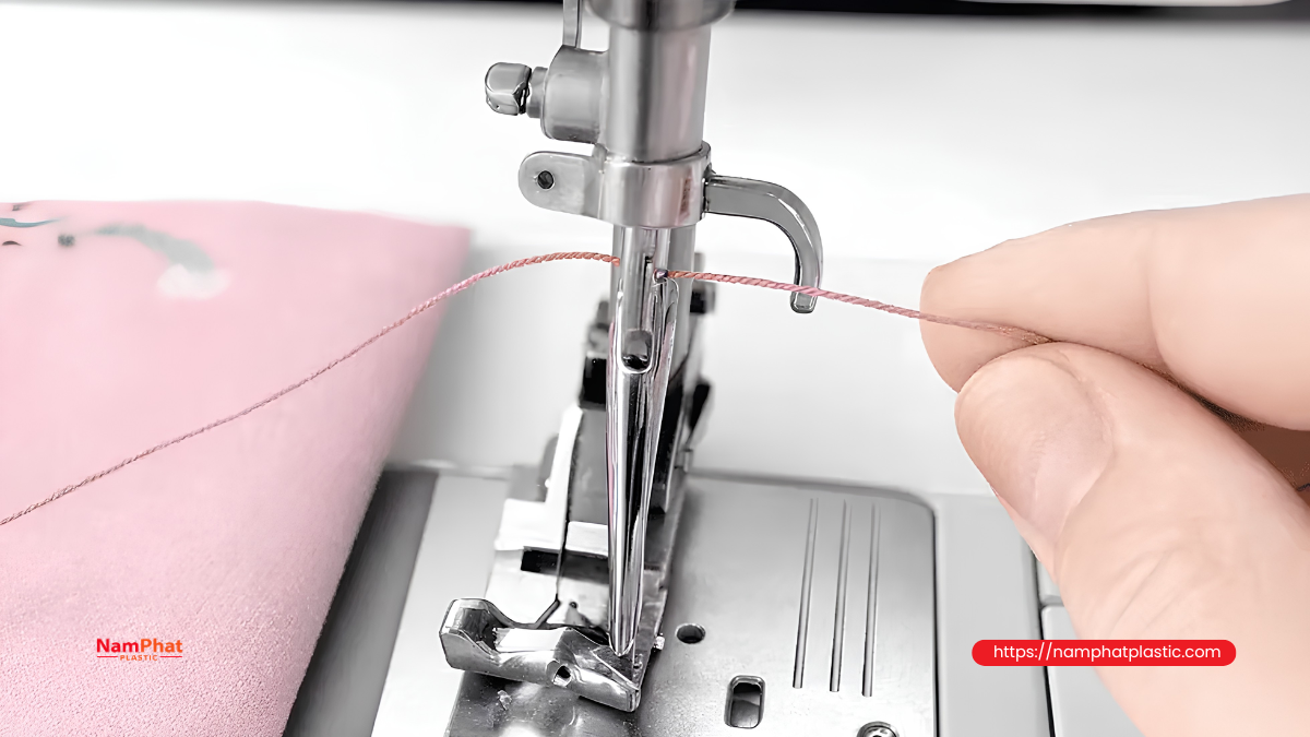 Đường dẫn chỉ đi vào lỗ kim đúng hướng trên máy may bao