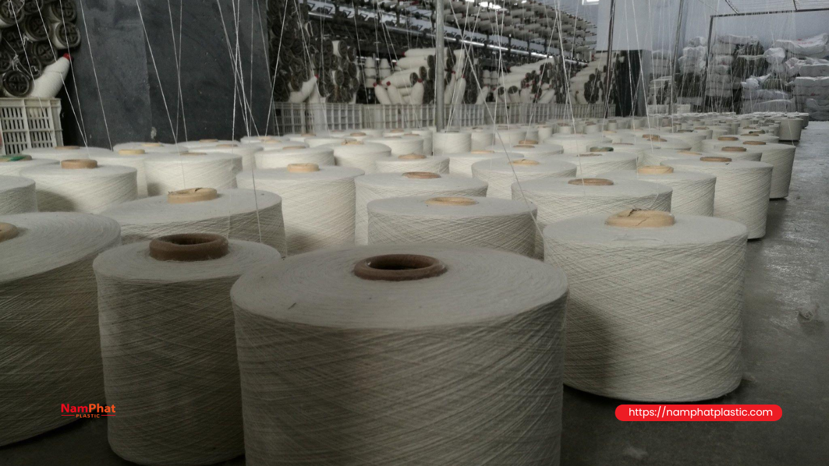 Cuộn chỉ may công nghiệp cho bao PP đựng cám Cuộn chỉ may công nghiệp cho bao PP đựng cám