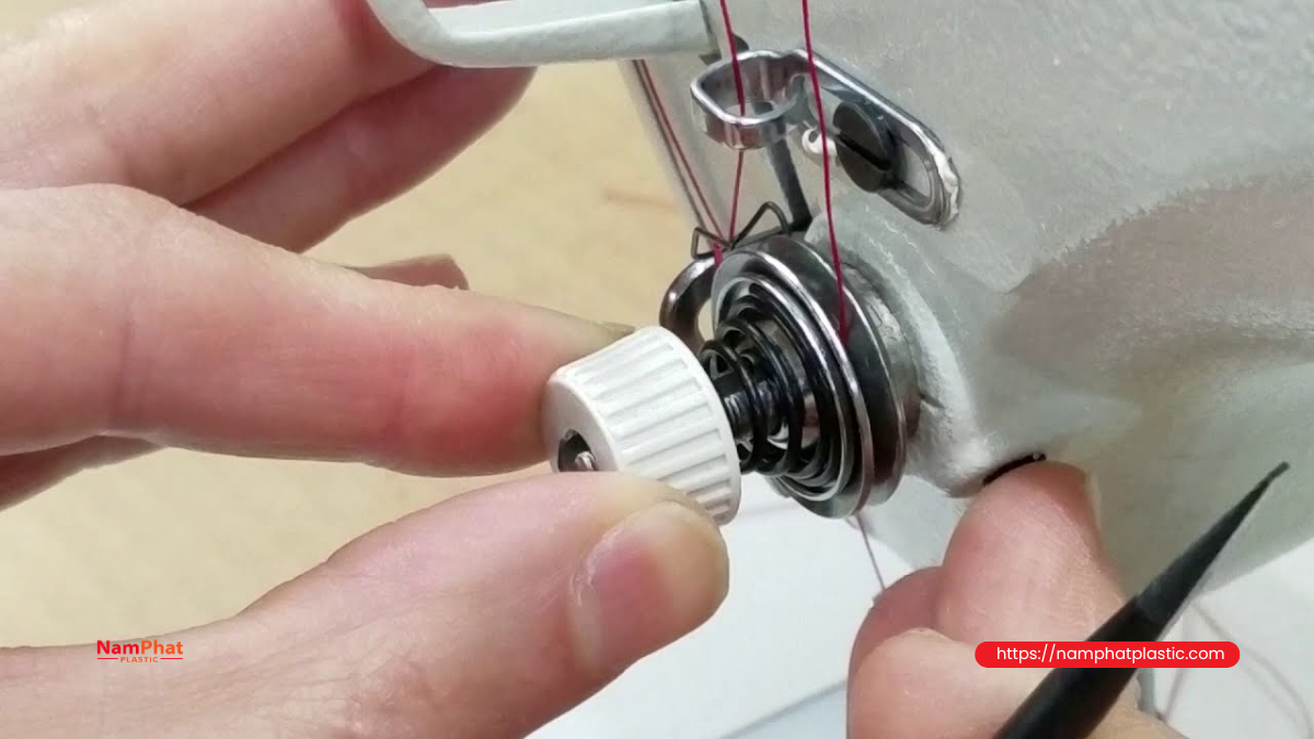 Đường dẫn chỉ và bộ căng trên máy may công nghiệp Đường dẫn chỉ và bộ căng trên máy may công nghiệp