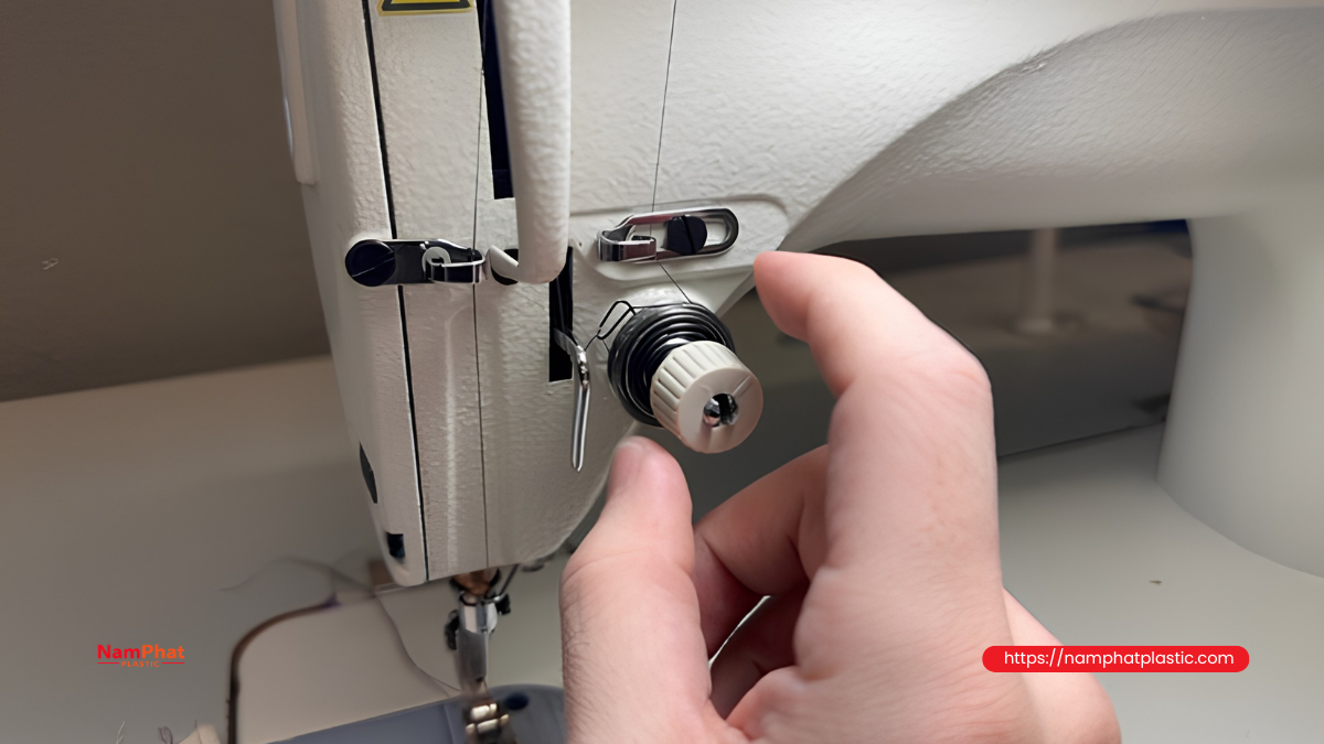Kiểm tra cuộn chỉ quấn quá cứng bằng cách kéo chỉ bằng tay Kiểm tra cuộn chỉ quấn quá cứng bằng cách kéo chỉ bằng tay