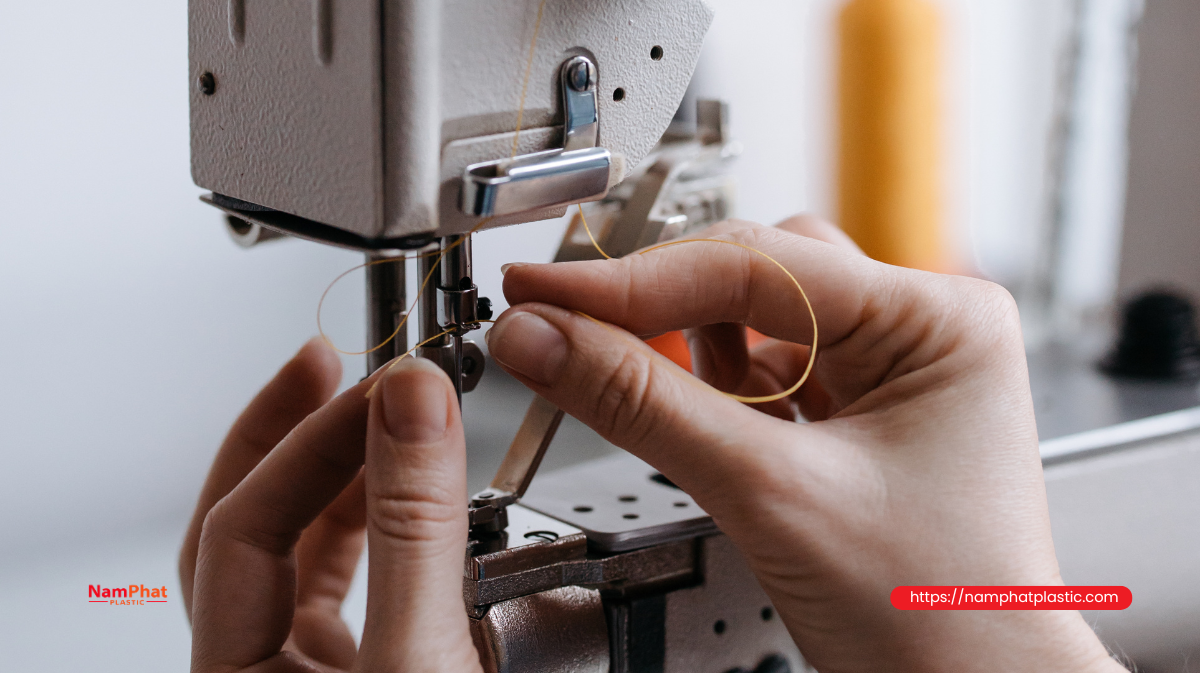 Kỹ thuật viên kiểm tra máy may bao khi bị bỏ mũi ngẫu nhiên Kỹ thuật viên kiểm tra máy may bao khi bị bỏ mũi ngẫu nhiên