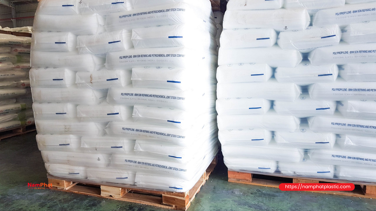 Pallet bao nguyên liệu đã ổn định tải trước khi trùm túi Pallet bao nguyên liệu đã ổn định tải trước khi trùm túi