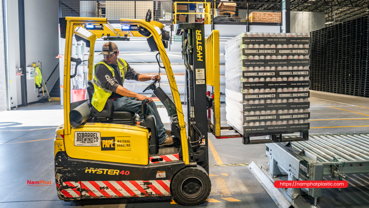 Bốc dỡ cuộn chỉ bằng xe nâng đúng cách để tránh va đập